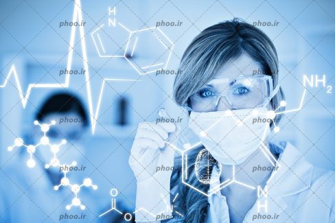 عکس با کیفیت پزشک آزمایشگاه در حال کار کردن با مانیتور شیشه ای