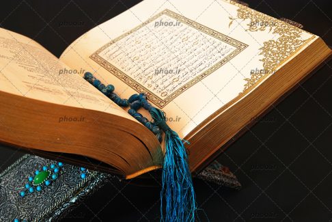 عکس با کیفیت قرآن مقدس بر روی رحل و تسبیحی زیبا به رنگ آبی بر روی صفحات قرآن
