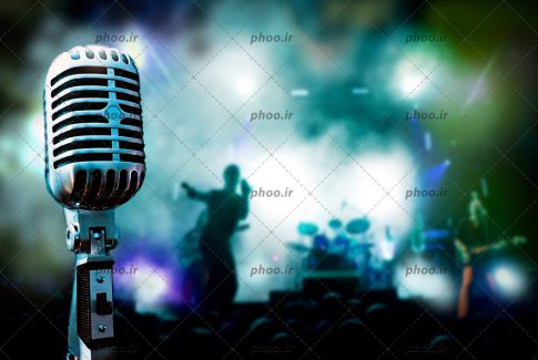عکس با کیفیت پس زمینه سالن کنسرت با نور های سبز و بنفش و میکروفون خواننده در نزدیک