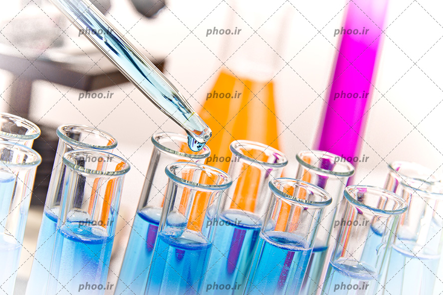 عکس با کیفیت شیشه های آزمایش در کنار یکدیگر و حاوی ماده ای آبی رنگ