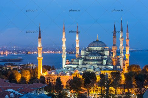 عکس با کیفیت نمای شب از مسجد سلطان احمد با نور های بسیار خاص و دریا در پشت مسجد