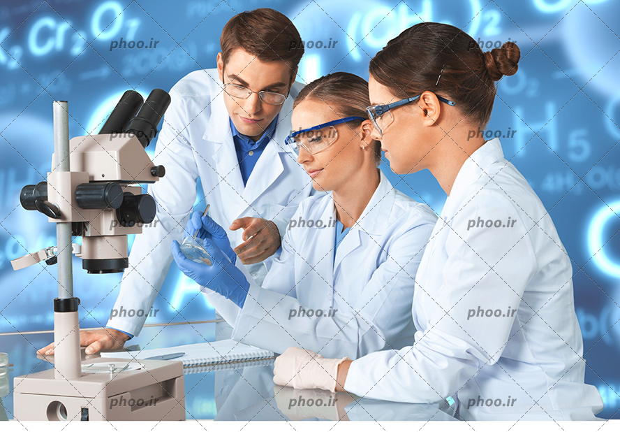 عکس با کیفیت آزمایشگران در حال بررسی آزمایش و میکروسکوپ در جلوی آنها