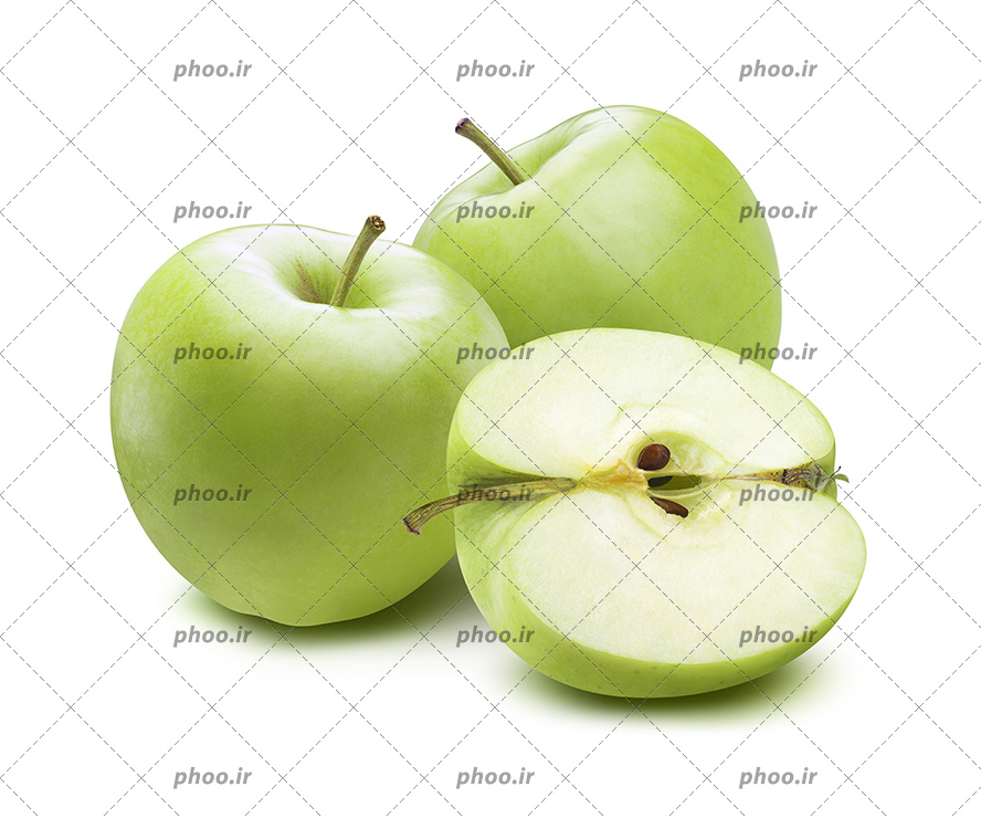 عکس با کیفیت دو سیب سبز در کنار هم و یک اسلایس در کنار آنها در پس زمینه سفید
