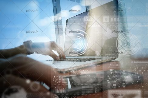 عکس با کیفیت موبایل در کنار لپ تاپ و مرد در حال کار کردن با آنها
