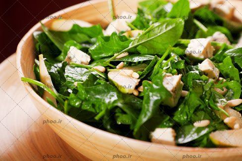 عکس با کیفیت پنیر و سبزی و جو در ظرف چوبی زیبا