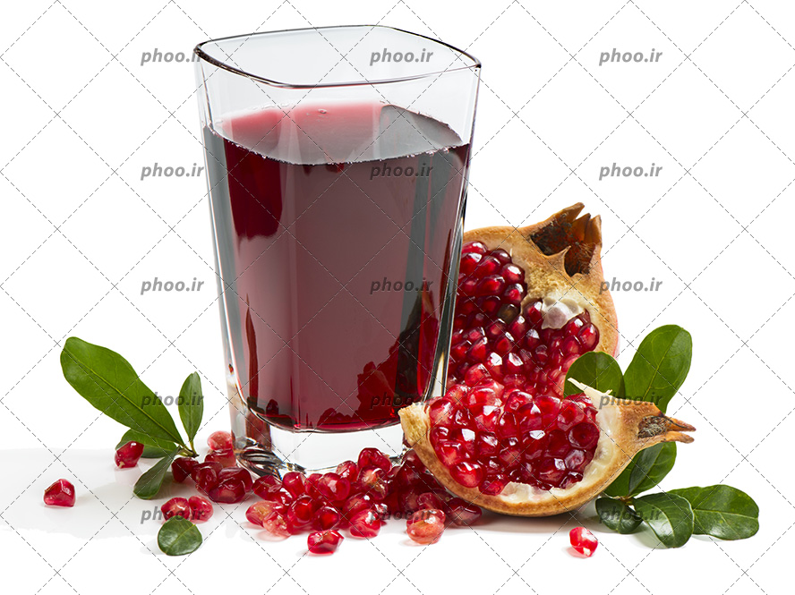 عکس با کیفیت آب انار طبیعی در کنار اسلایس انار و برگ های انار در کنار لیوان و اسلایس انار در پس زمینه سفید