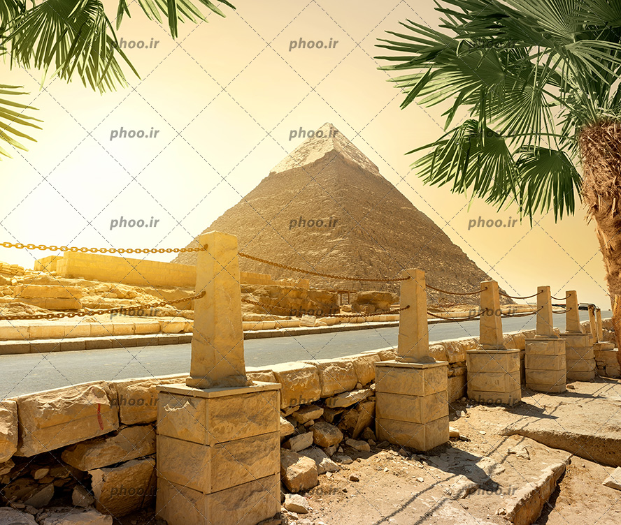 عکس با کیفیت هرم زیبا در مقابل نور آفتاب و در کنار رود زیبا و درختان نخل سبز در کنار رود
