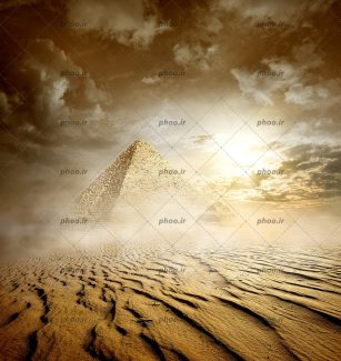 عکس باکیفیت اهرام مصر بر روی شن ها و محو شده در طوفان شن و آسمان ابری در بالا