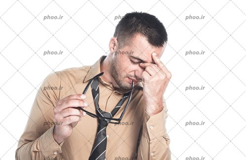 فردی ناراحت که عینکش در دستش قرار دارد