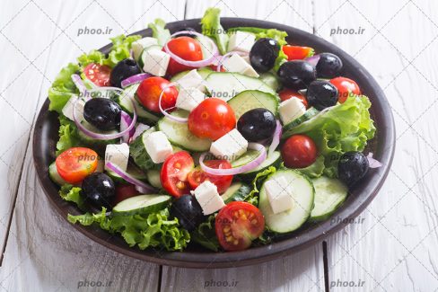 بشقاب سبزیجات شامل خیار گوجه پنیر و…