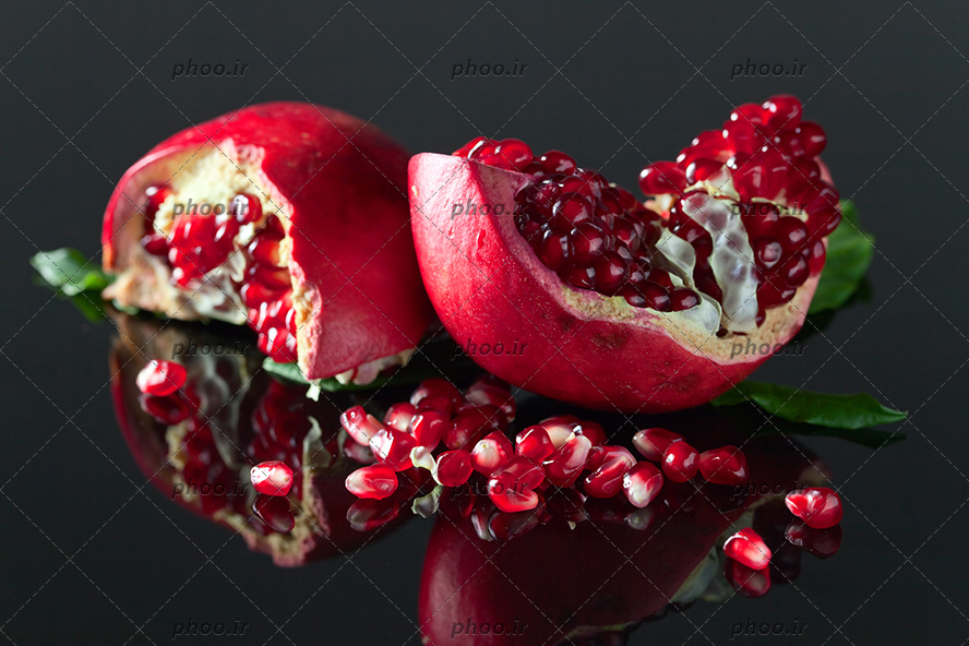 انار قرمز نصف شده با پس زمینه مشکی