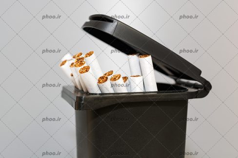 سیگار در سطل زباله مشکی رنگ