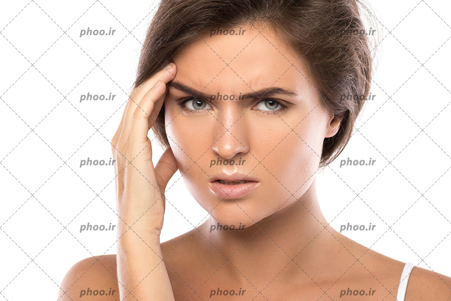 عکس زنی خوش سیما با چشمان خاکستری رنگ و چهره ای عصبانی که دست خود را روی سرش گذاشته است