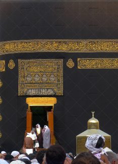 عکس درب کعبه معظمه با حضور اعراب و مسلمانان در دور آن برای انجام فریضه حج