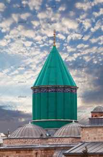عکس موزه مولانا شاعر فارسی زبان ایرانی در قونیه ی ترکیه با مناره ی سبز رنگ به شکل مخروط