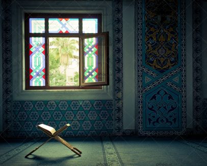 عکس یک مسجد که کاشی کاری شده و پنجره ای چوبی که درب آن باز است و رحل قرآن و قرآن مقابل آن قرار دارد