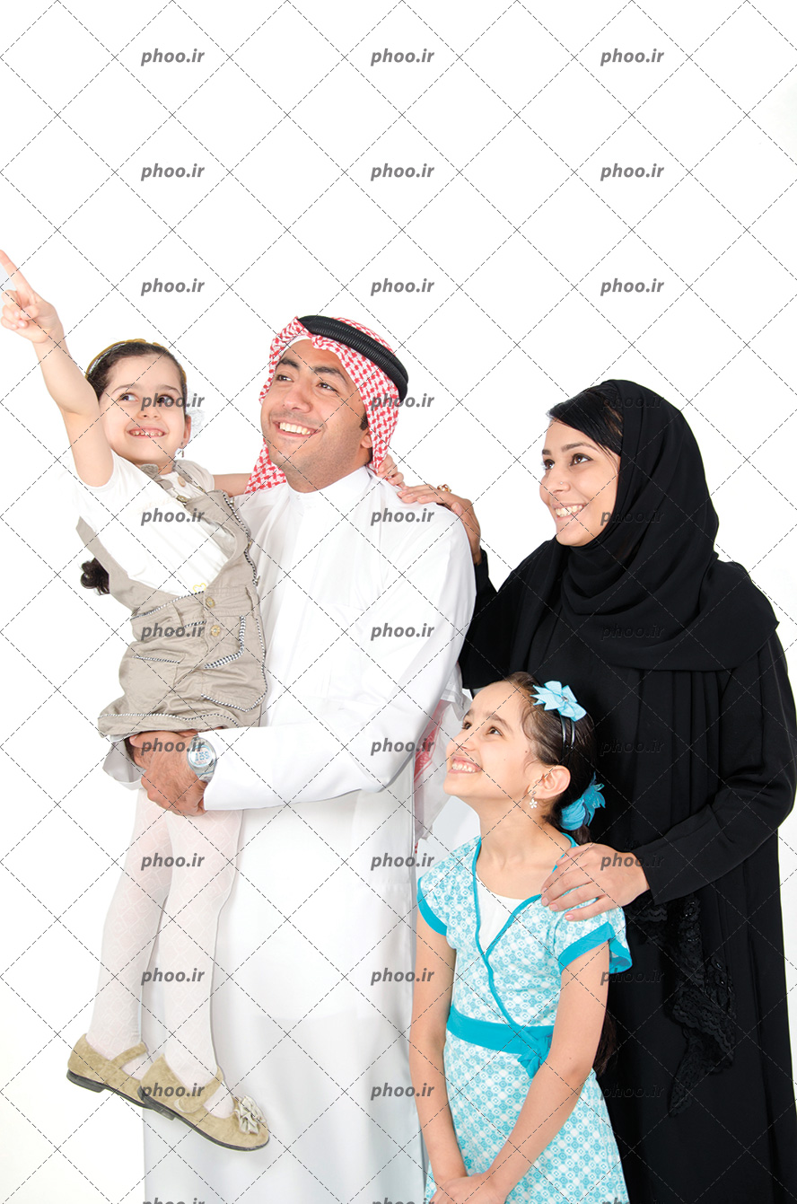 عکس یک خانواده عربی که دو تا دختر دارند یکی کنار مادرش ایستاده و دیگری بغل پدرش است و به چیزی اشاره می کند همه با هم خوشحال هستند
