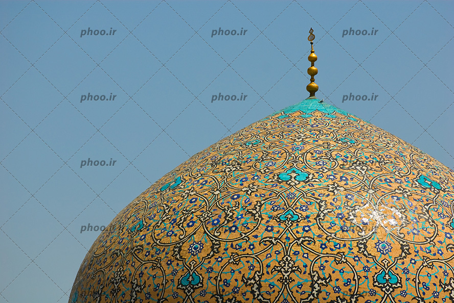 عکس گنبد یک مسجد که با مرمت کاری زیبا شده است و رنگ های زرد و فیروزه ای استفاده شده