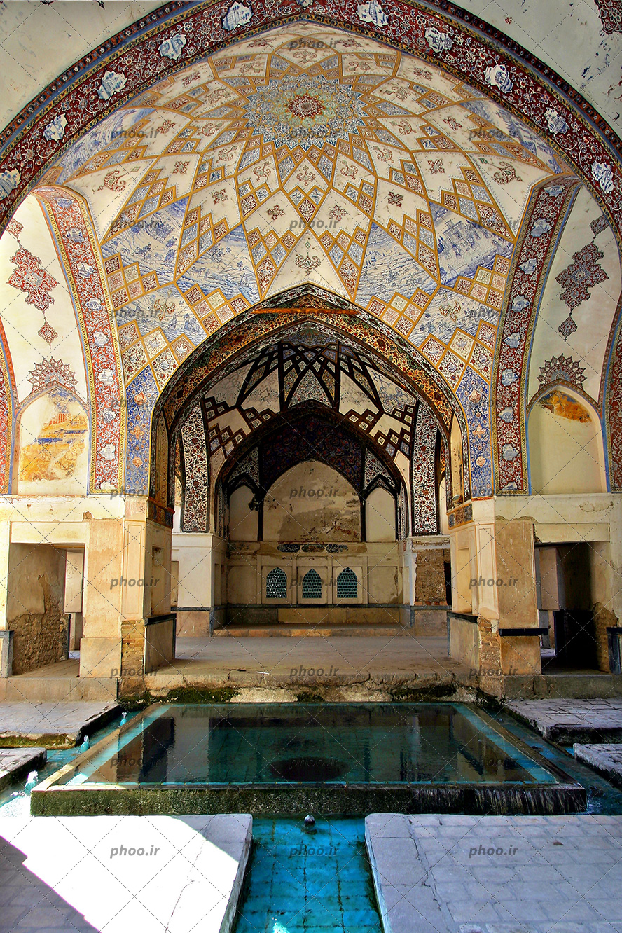 عکس حمام فین کاشان با کاشی کاری زیبا و حوض وسط آن که از چهر طرف جوی های آب به آن وصل می شوند