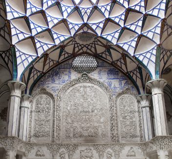 عکس یک معماری زیبا و گل هایی که با گچ کاری روی دیوار ایجاد شده نقاشی های زیبای روی دیوار