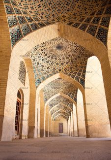 عکس یک معماری و آجر کاری و کاشی کاری زیبا با نقش و نگاره های زیبا