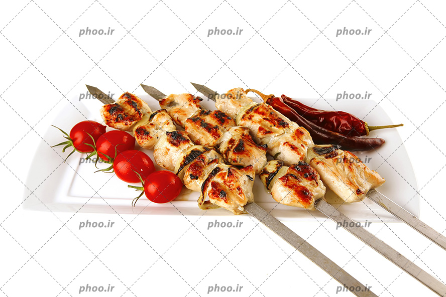 عکس چند سیخ جوجه کباب و گوجه ، فلفل ککنار آن در یک دیس سفید