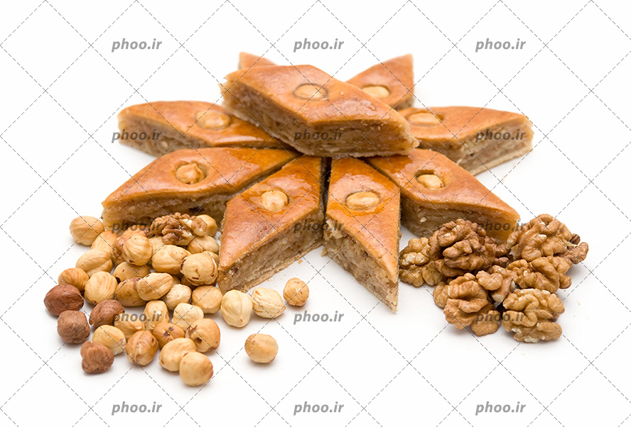 عکس شیرینی هایی به شکل لوزی و مغز های فندق و گردو برای تزئین