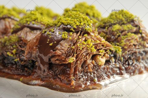 عکس شیرینی های کاکائوی با تزئین مغز پسته