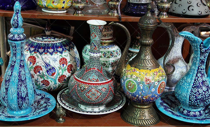 عکس انواع ظروف که روی آن ها طرح های متفاوت مینا کاری شده است