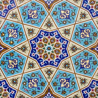 عکس کاشی هایی با شکل و رنگ متفاوت و گل های کار شده روی آن
