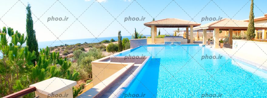 عکس زیبا از خانه ویلایی استخر دار در کنار ساحل