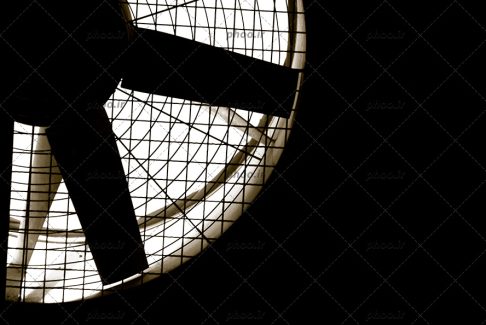 عکس یک فن و هواکش در مکانی تاریک