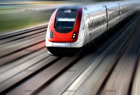قطار در حال حرکت بر روی ریل با سرعت زیاد