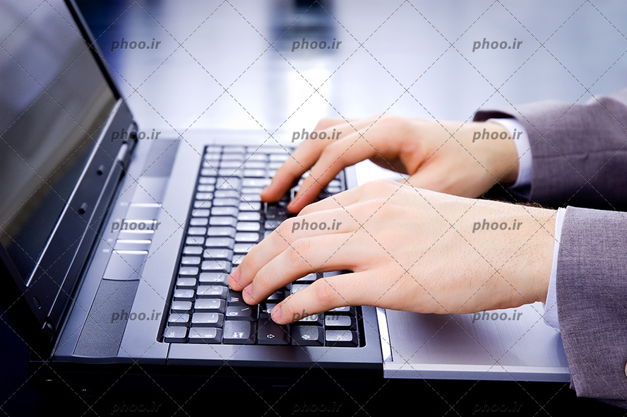 عکس کار کردن با لپ تاپ