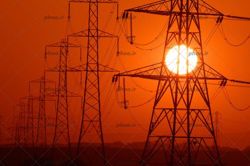 عکس دکل های برق برای انتقال انرژی الکتریکی و خطوط انتقال برق در مقابل غروب خورشید