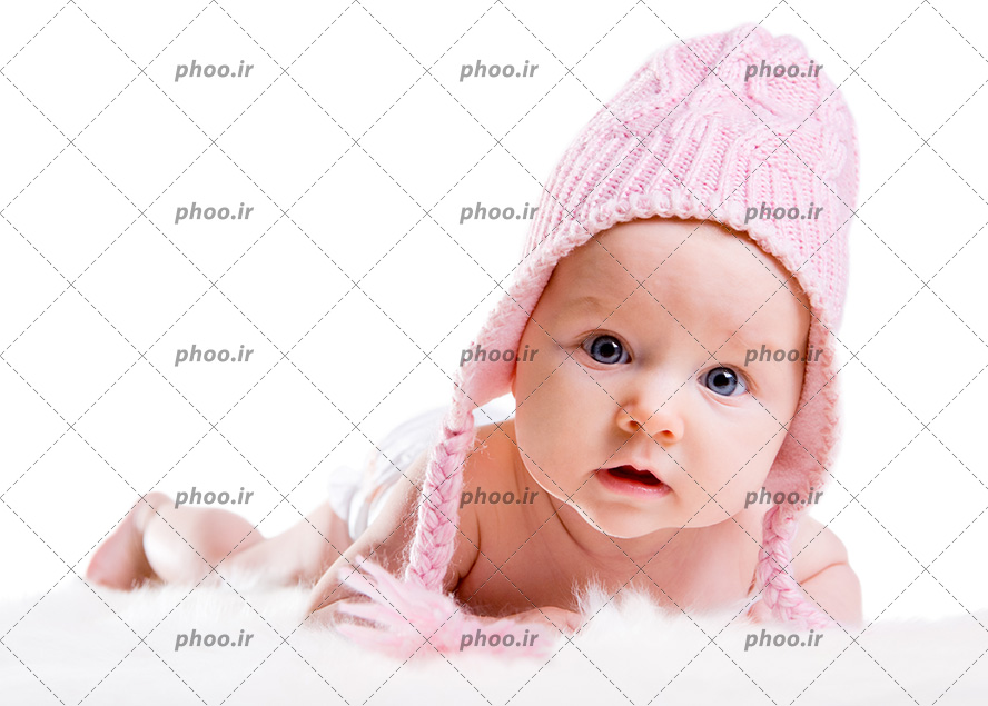 عکس کودک با چشم های طوسی و کلاه صورتی