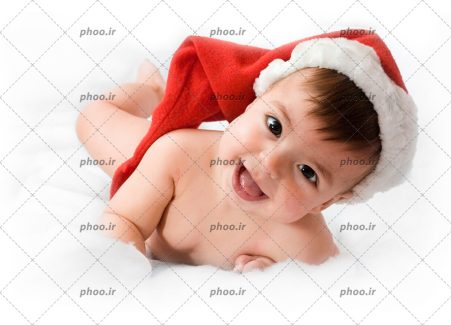 عکس یک کودک خوشحال با کلاه پشمی بابا نوئل