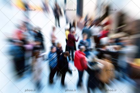 عکس جمعیتی در ایستگاه اتوبوس یا مترو