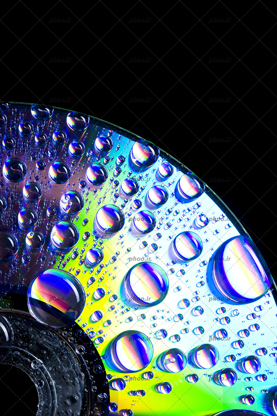 عکس نیمی از یک سی دی با قطره های آب روی آن