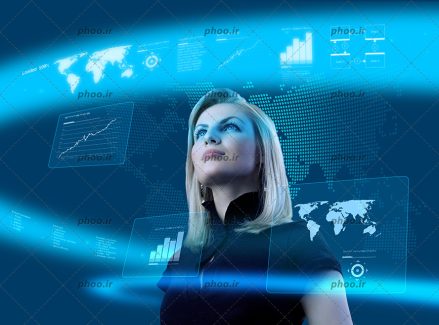 عکس با کیفیت زن در حال نگاه کردن به مانیتور شیشه ای با تصویر آبی از کره زمین
