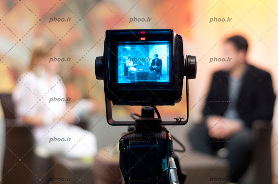 عکس با کیفیت تصویر مجری و مهمان برنامه در صفحه دوربین فیلم برداری