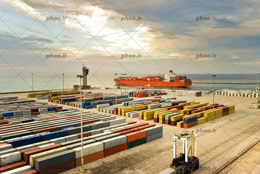 عکس با کیفیت کانتینر های رنگارنگ در کنار دریا و کشتی و آسمان