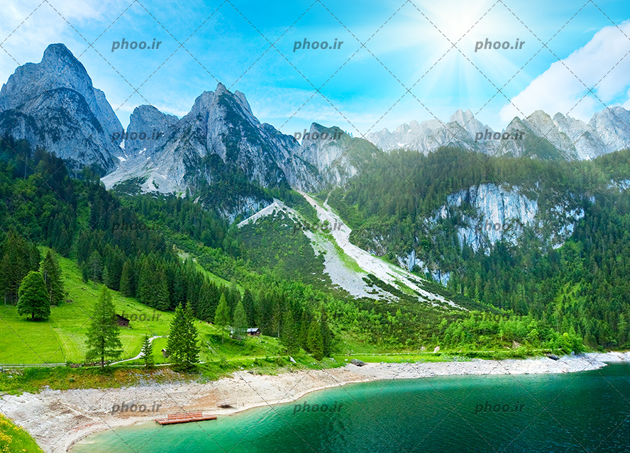 عکس با کیفیت دریاچه زیبا در کنار طبیعت سرسبز