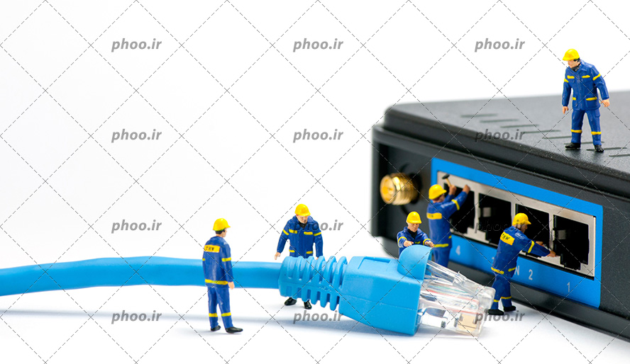 عکس با کیفیت چند برقکار در حال نصب و وصل سوکت