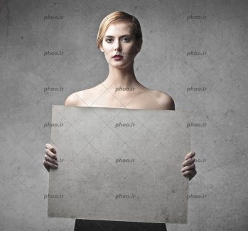 عکس با کیفیت مقوای سفید در دست زن زیبا