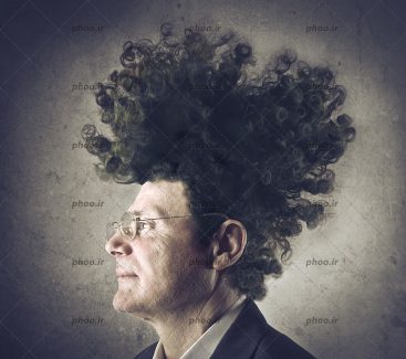 عکس با کیفیت مرد با چهره نیم رخ با موهای فر و عینک بر روی چشم