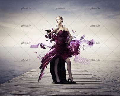 عکس با کیفیت زن با لباس زیبا به رنگ سرخابی ایستاده بر روی پل