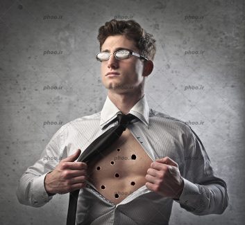 عکس با کیفیت مرد با پیراهن سفید و کروات مشکی و عینک و سوراخ شدن بدن با گلوله
