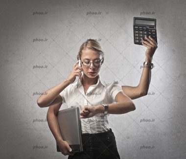 عکس با کیفیت ماشین حساب و لپ تاپ در دست زن
