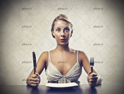 عکس با کیفیت کارد و چنگال در دست زن با چهره ی زیبا